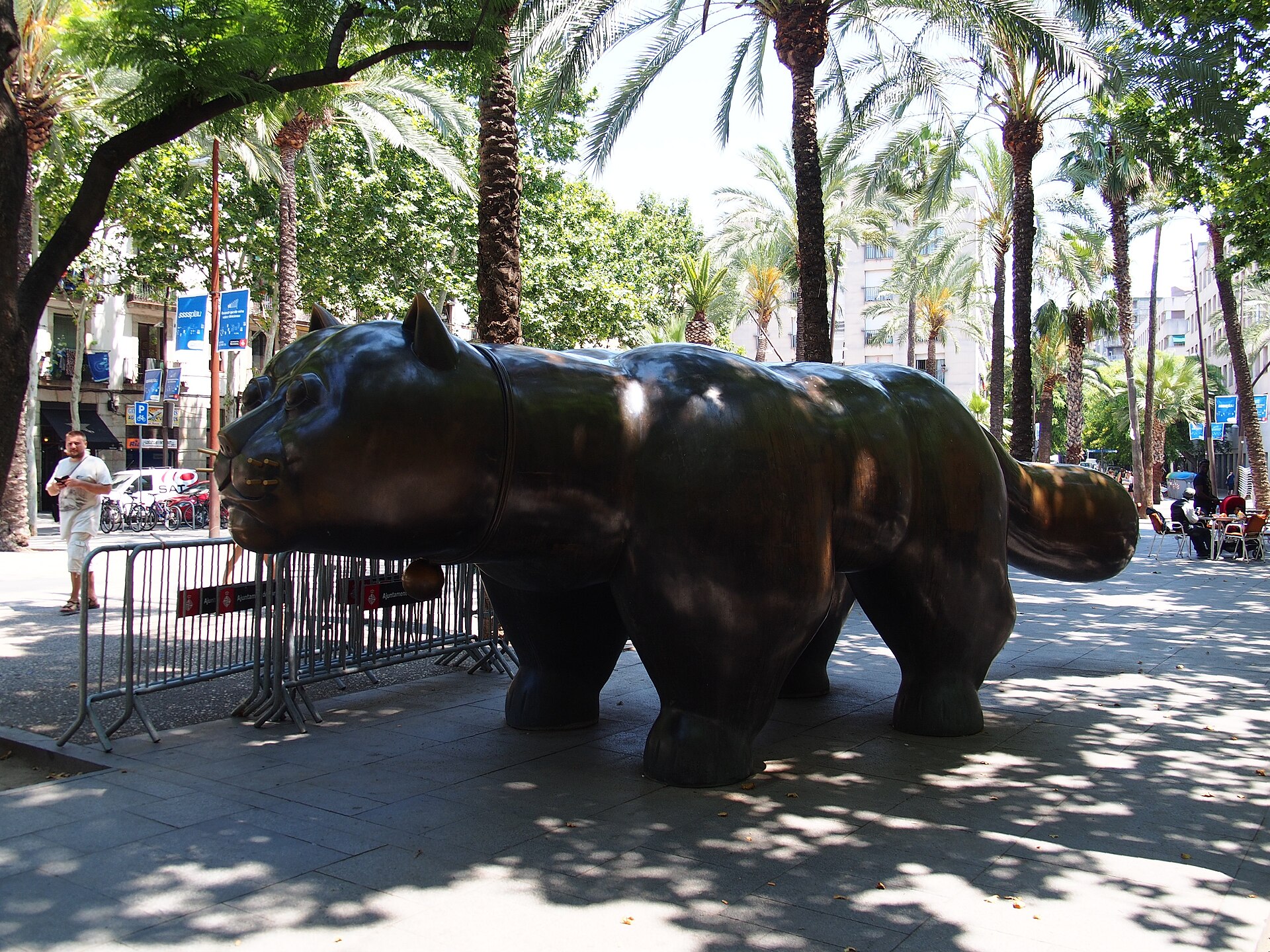 The Raval cat, the Botero sculpture, in the evening