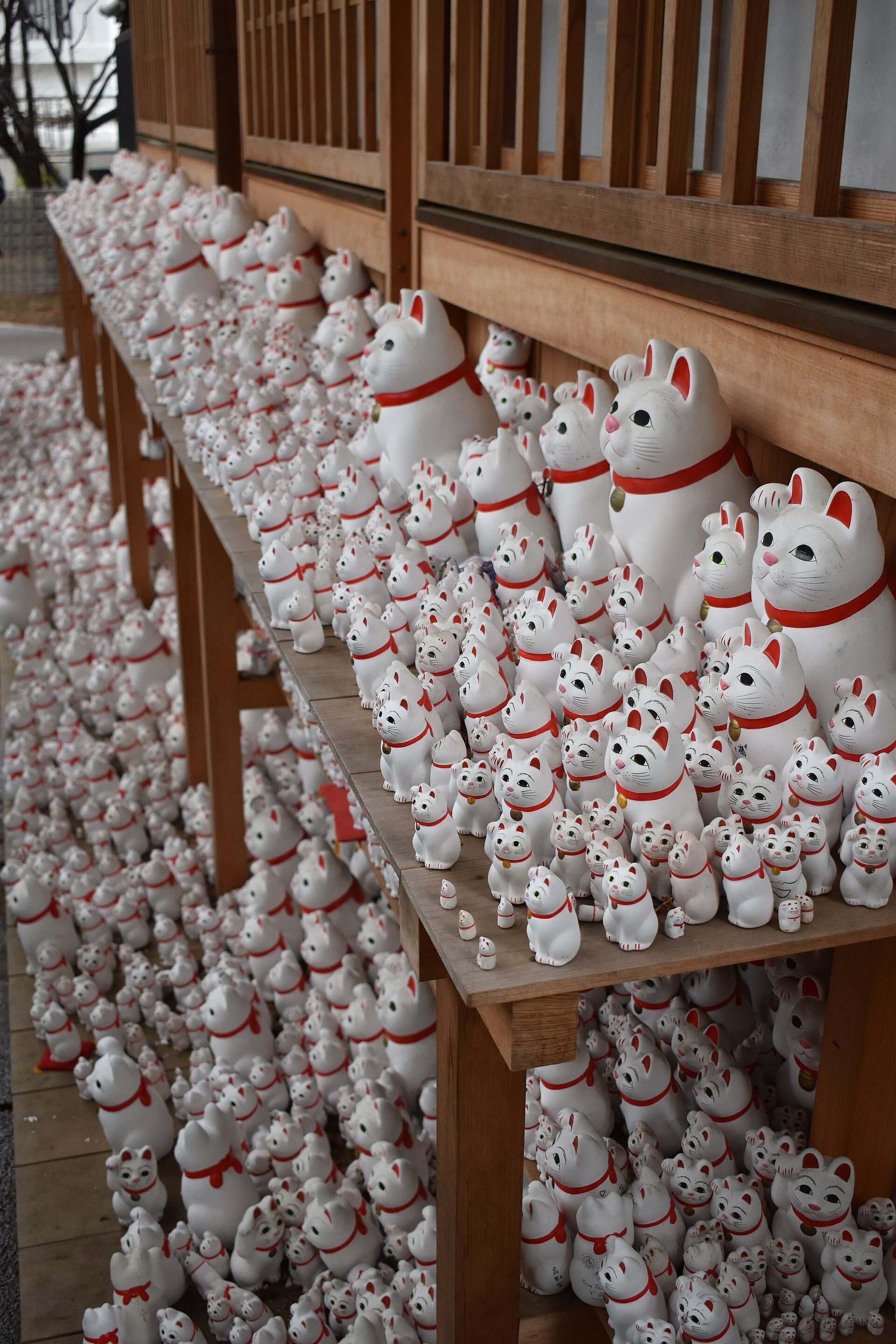 The maneki-neko cats at Gōtoku-ji temple